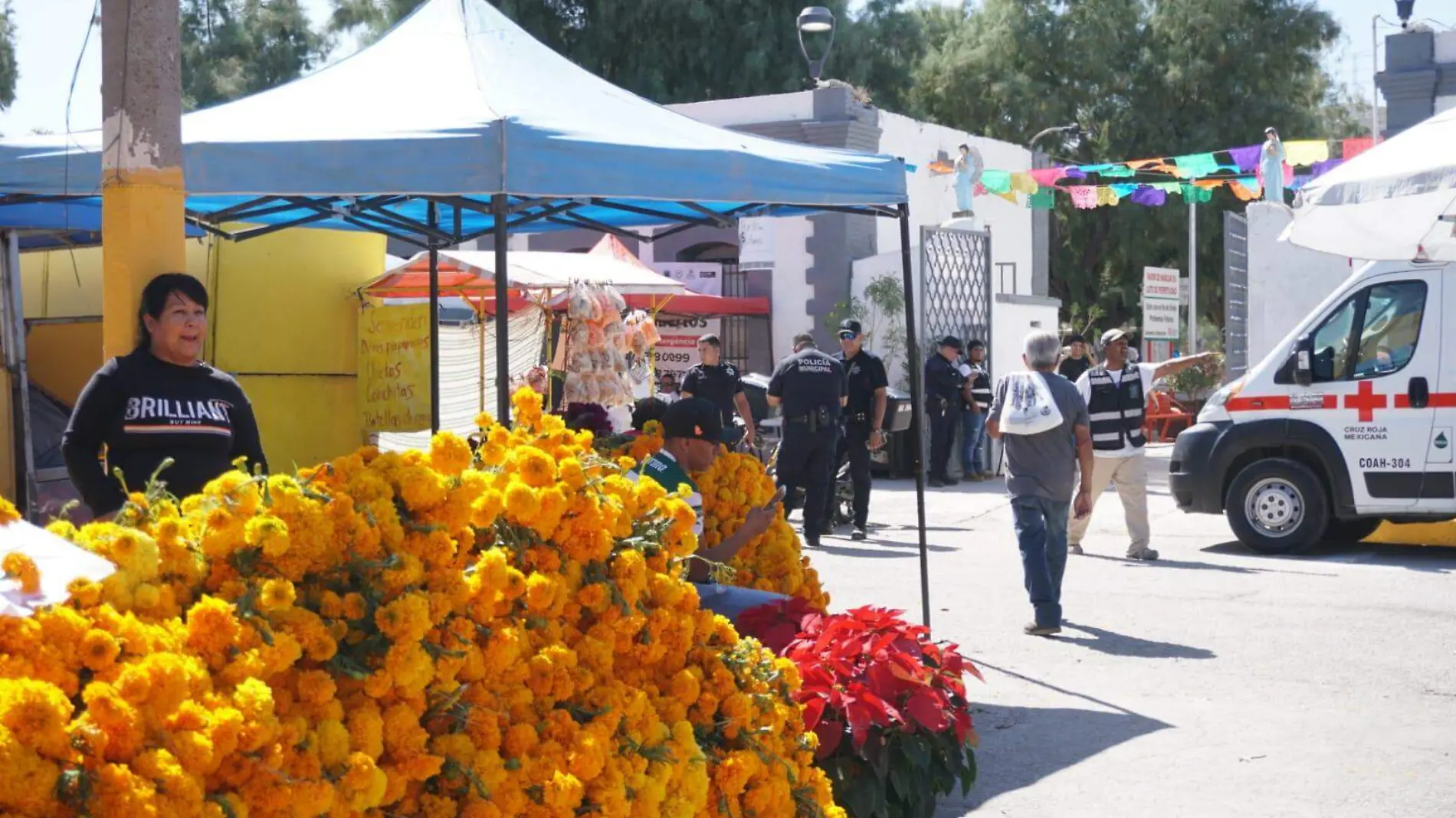 Poca afluencia registran los panteones municipales y privados en Torreón 